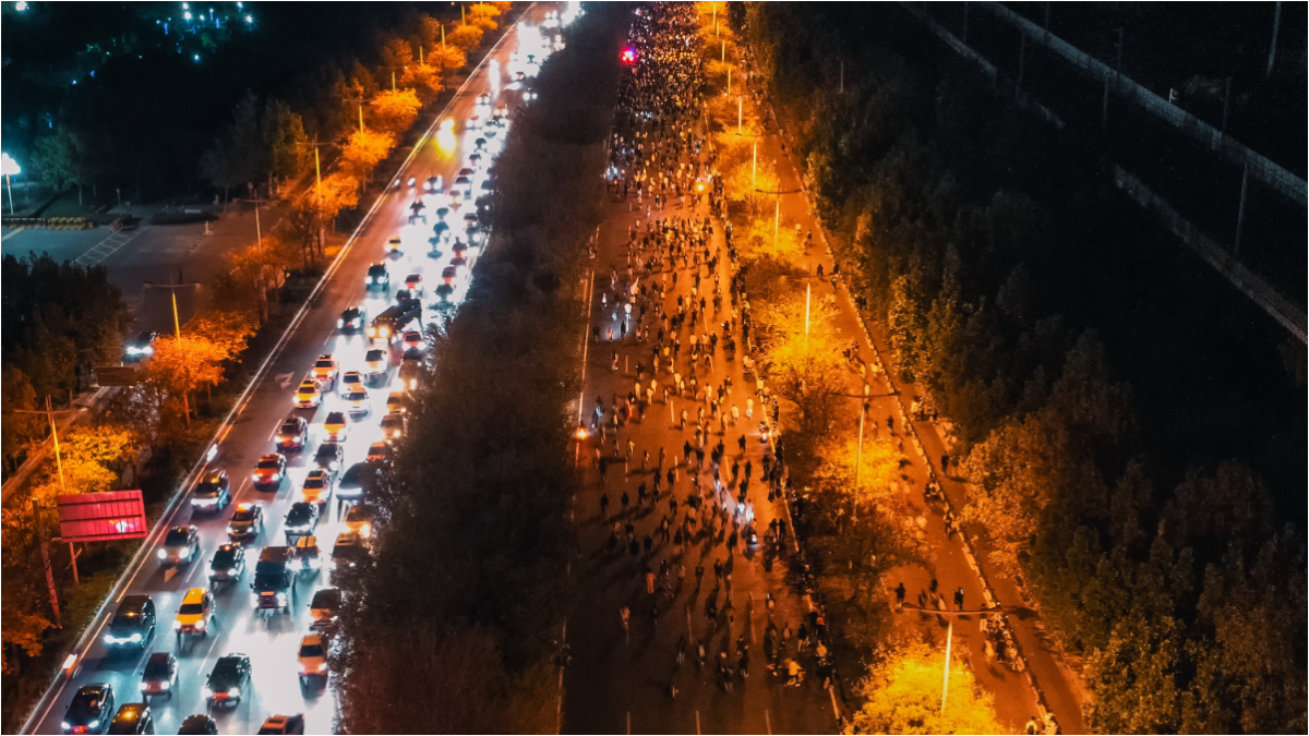 Mii de studenți au pedalat zeci de kilometri, pe timp de noapte, pentru a mânca supă, în China | VIDEO