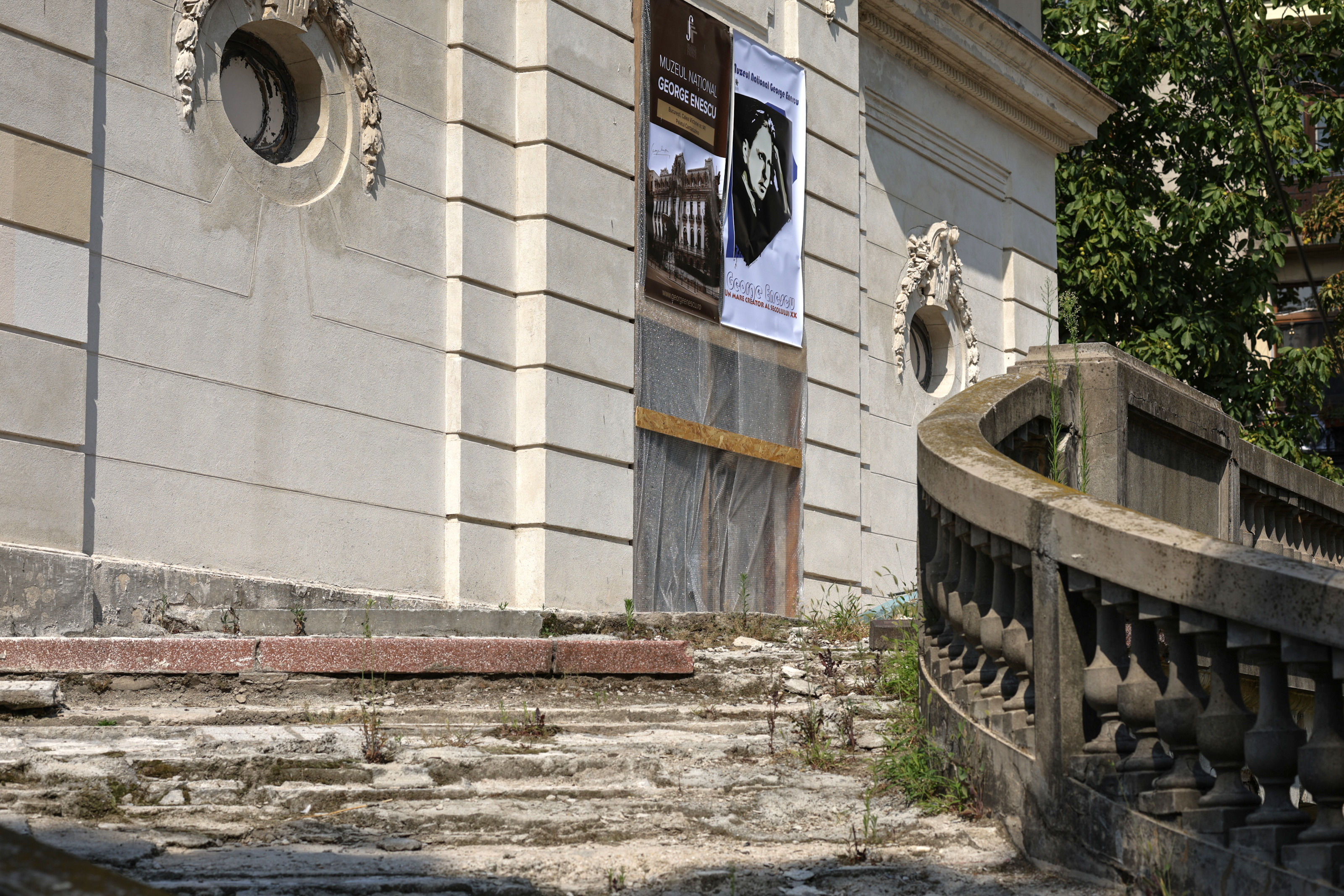 O bijuterie a Bucureștiului se luptă cu timpul, în timp ce restaurarea bate pasul pe loc