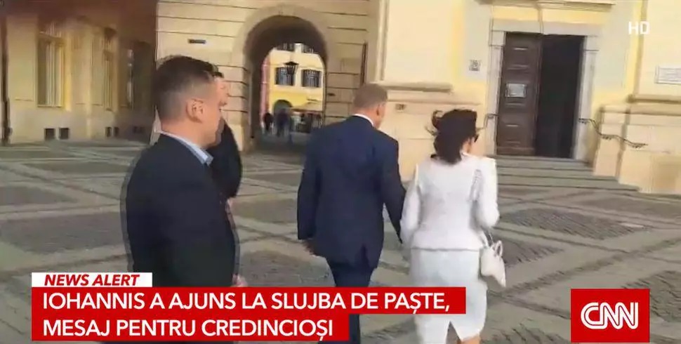 Ținutele purtate de Carmen Iohannis la slujba de Înviere și în prima zi de Paște Catolic. Detaliul care a atras atenția