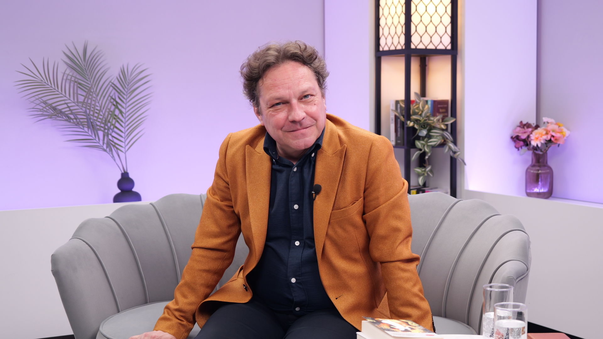 Copilăria fără jucării care l-a format pe George Ivașcu. Actorul face dezvăluiri neașteptate la „Dincolo de copertă”: „Îmi inventam jocuri”