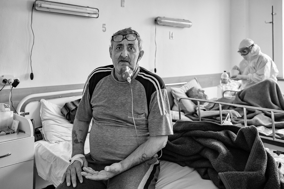 Despre oxigen, cafeină şi spiritul sacrificat al sărbătorilor în spitalul COVID din Roşiori de Vede: „O să picăm toţi la un moment dat”