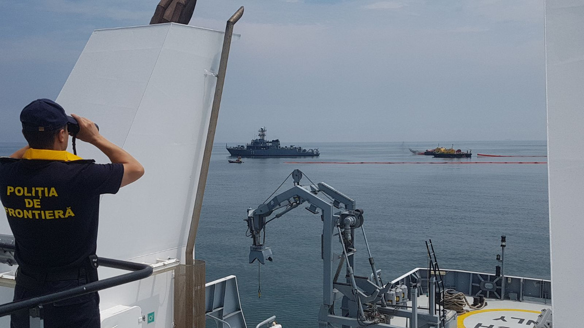 Amplu exercițiu în Marea Neagră, cu nave militare, civile și elicoptere. Scenariul, poluare masivă în urma unei coliziuni navale/ FOTO