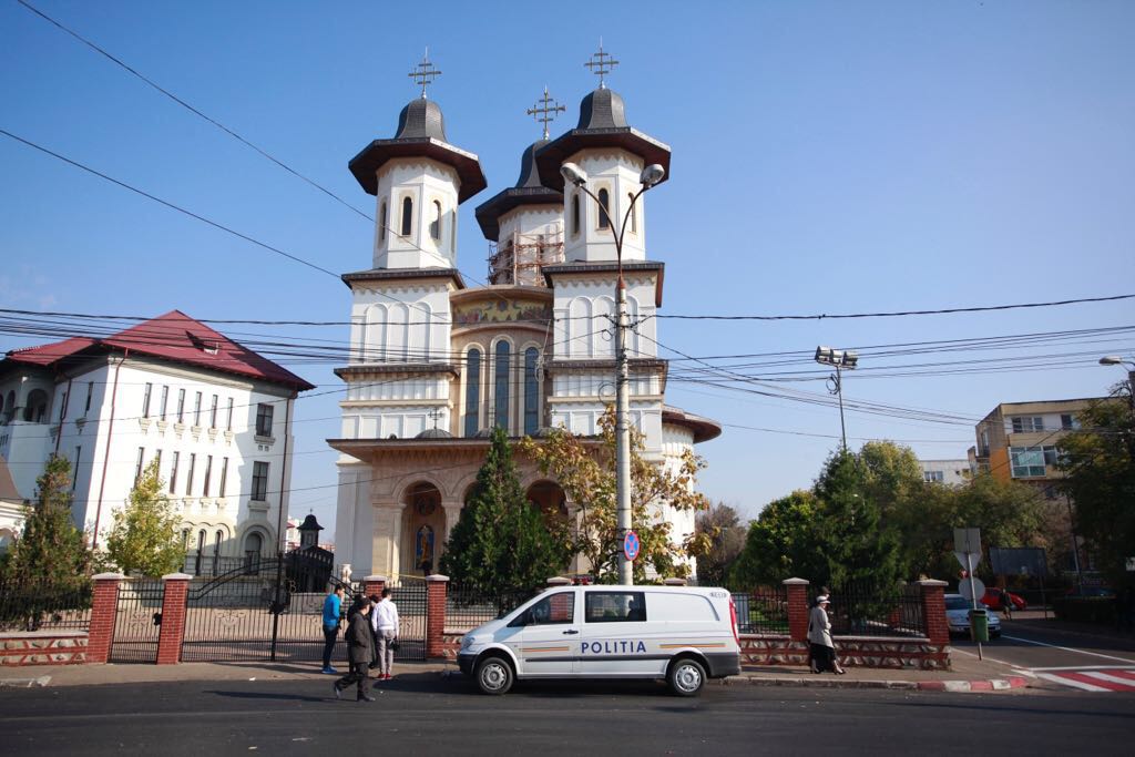 Jaf la Arhiepiscopia Buzăului și Vrancei. Enoriașii au venit la slujba de duminică, dar au fost întorși din drum