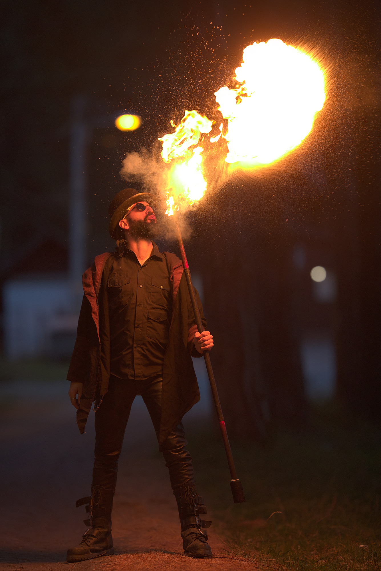 REPORTAJ: Jonglează cu focul. 12 brașoveni fac spectacol la festivalurile medievale și aduc în scenă sicrie sau butoaie de motorină din care taie cu flexul/ GALERIE FOTO
