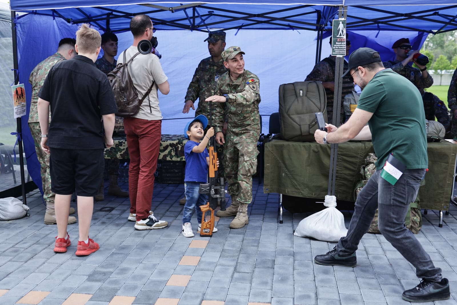Copiii au cucerit curtea Parlamentului României: de la sport și antrenamente cu vedete la tehnică militară