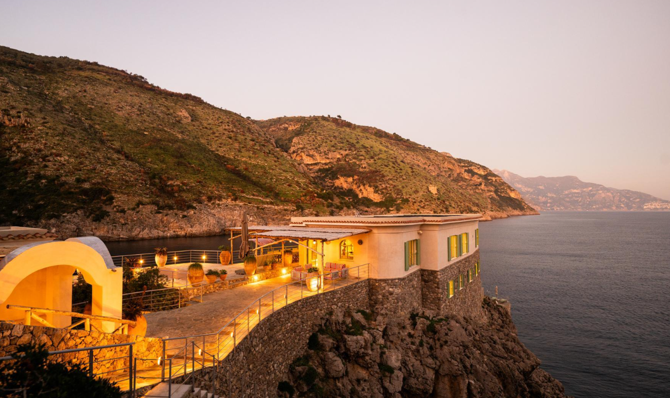 Fosta insulă a lui Eduardo De Filippo, închiriată cu 300.000 de euro pe săptămână. Cum arată paradisul privat de pe Coasta Amalfi