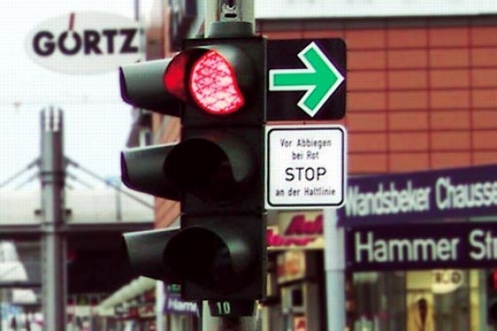 Piros jelzés mellett világító zöld nyíl a közlekedési lámpán – Ön biztosan tudja, hogy ez mit jelent pontosan?