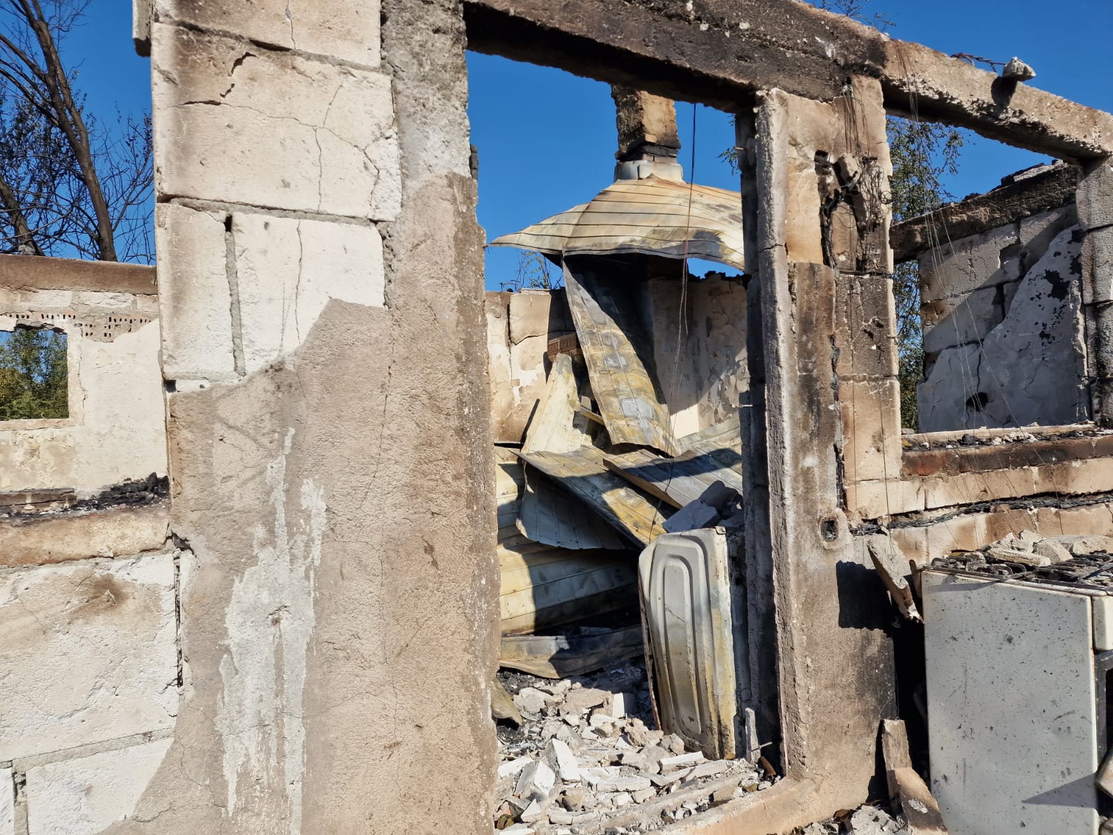 FOTOREPORTAJ Pompierii încă intervin în zona exploziei, oamenii spun că n-au primit ajutor: „Stăteam lângă o bombă și nu știam!”