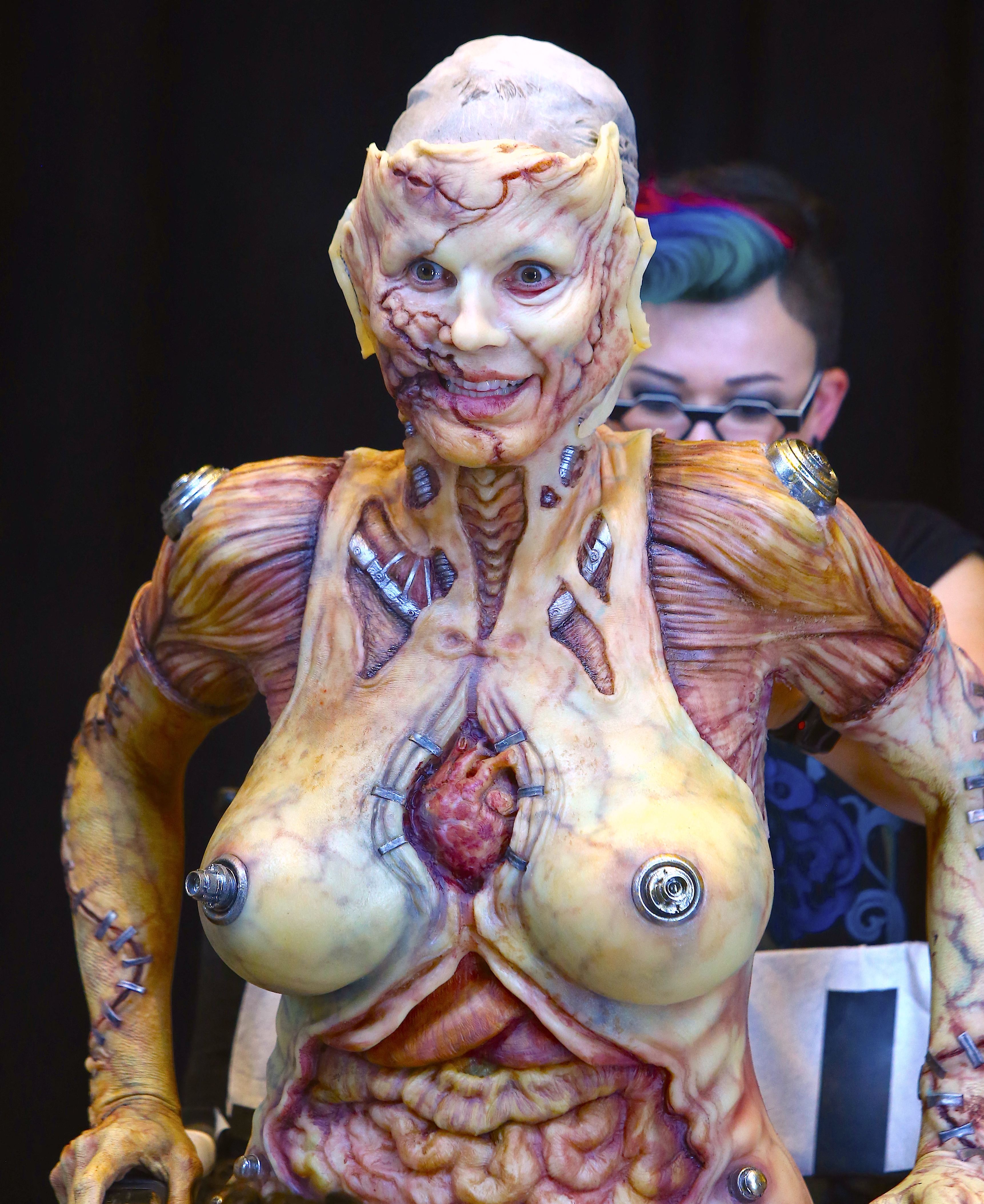 Heidi Klum, apariție terifiantă la petrecerea de Halloween! Și-a speriat toți invitații