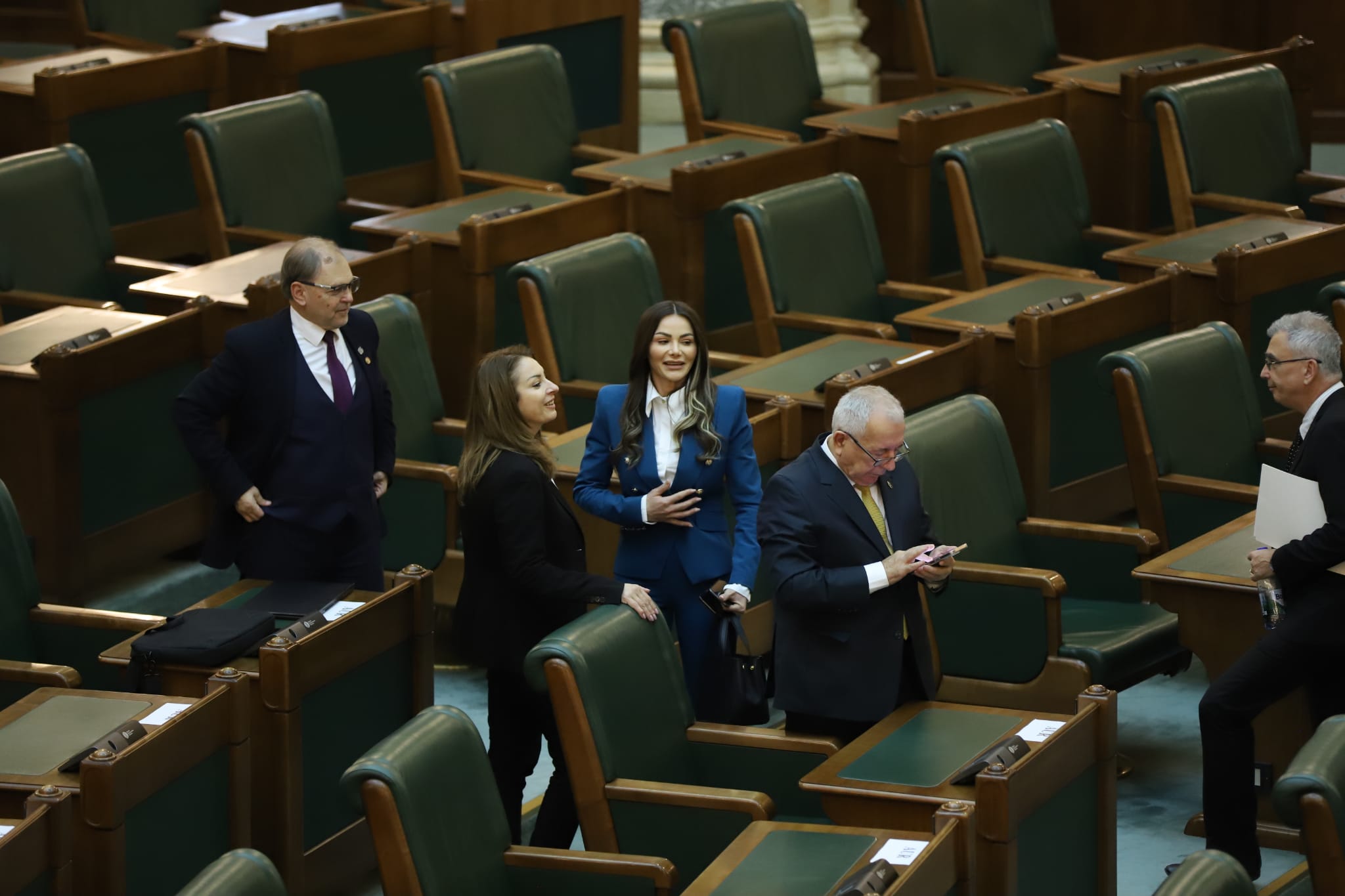 Prima zi din viața noului Parlament. Șoșoacă l-a flancat pe Ciucă, Becali a smuls microfonul unui jurnalist, iar liberalii se zbat între Crin și Nicușor