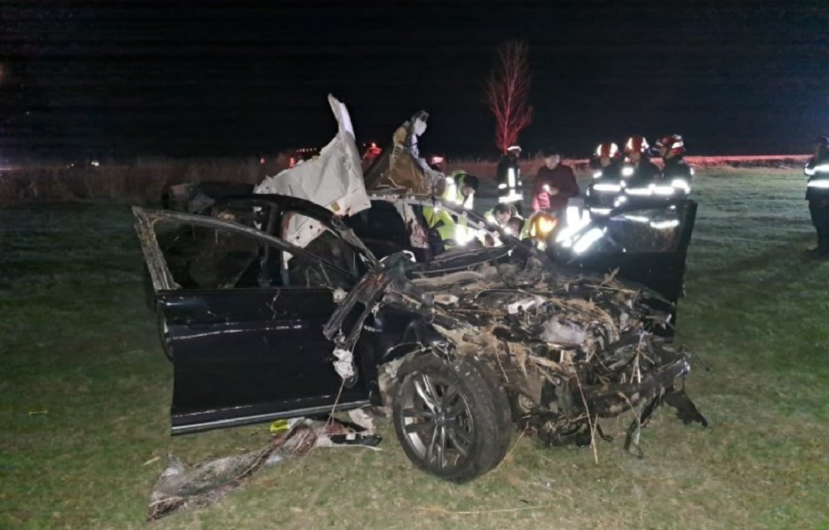 Un șofer și un cal au murit la Podu Iloaiei, în Iași. Filmul accidentului cu două mașini și o căruță care traversa noaptea șoseaua