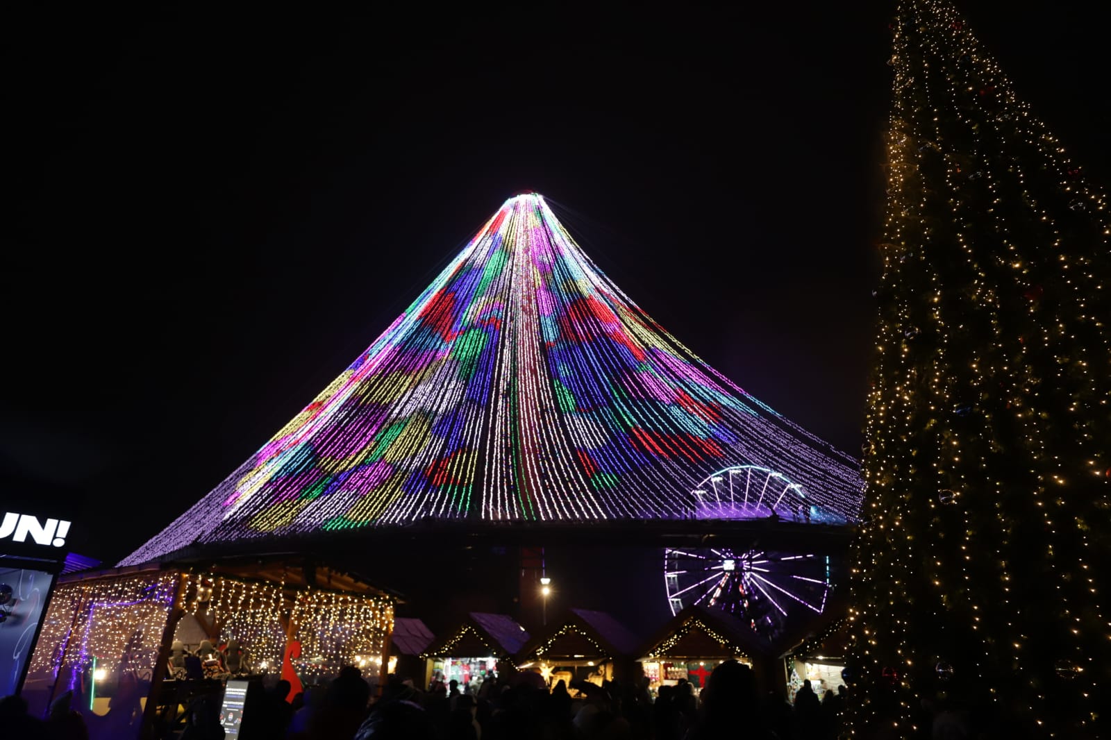 Târgul de Crăciun din Drumul Taberei s-a deschis cu focuri de artificii: frigul și ploaia nu i-au speriat pe bucureșteni