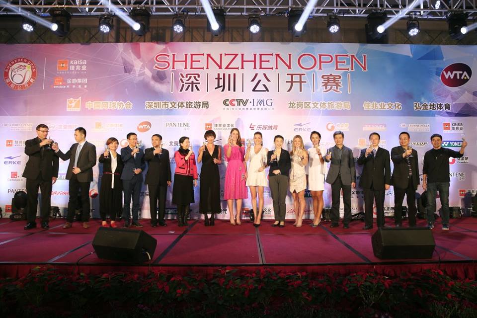 Aventura Simonei Halep la turneul de la Shenzhen în imagini. Afară a zâmbit, pe teren s-a chinuit / GALERIE FOTO & VIDEO