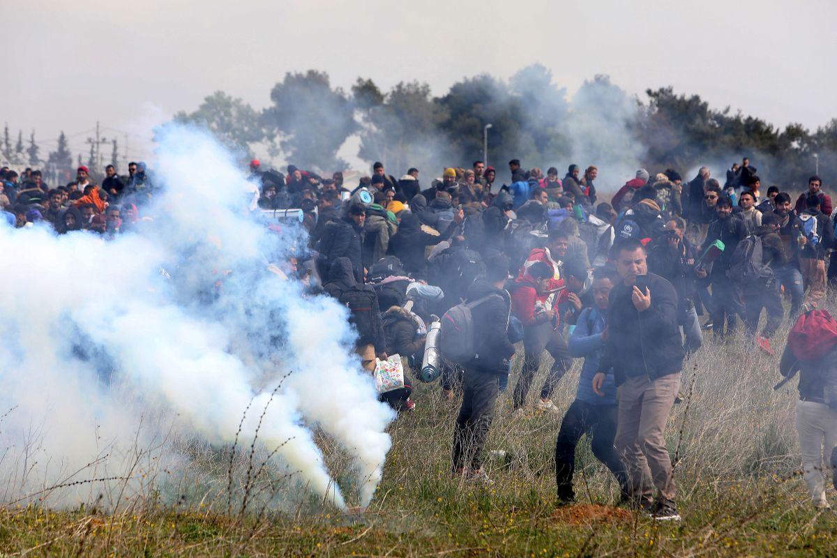 FOTO | Violențe în taberele de imigranți din nordul Greciei! Poliția a intervenit pentru a-i opri pe refugiați să treacă în Macedonia de Nord