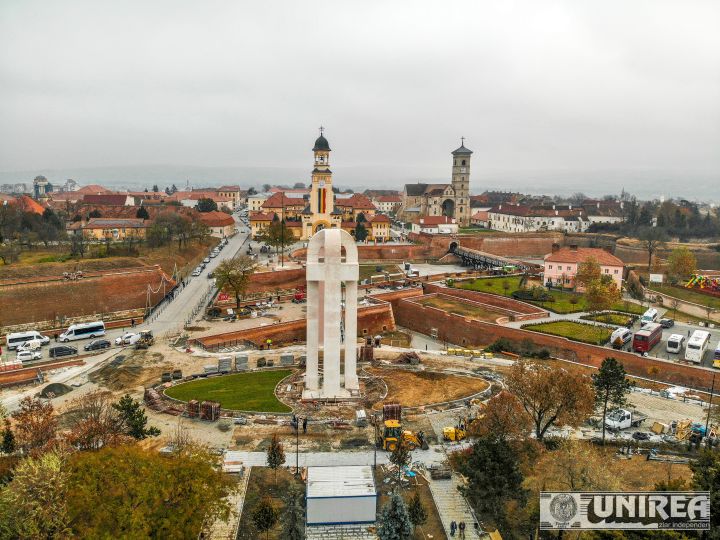 FOTO/ Cum arată Monumentul Marii Uniri de la Alba Iulia, după ce au fost date jos schelele. Are peste 1.300 de tone și a fost asemănat cu logo-ul Facebook