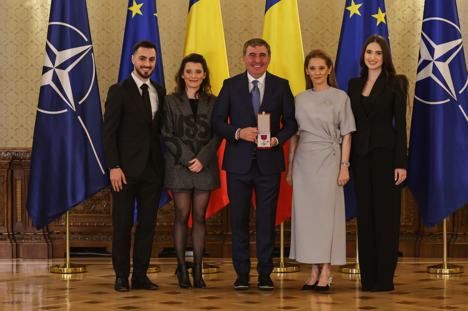 De ce a lipsit Ianis Hagi de la Palatul Cotroceni, unde Gică Hagi a fost decorat de Ilie Bolojan