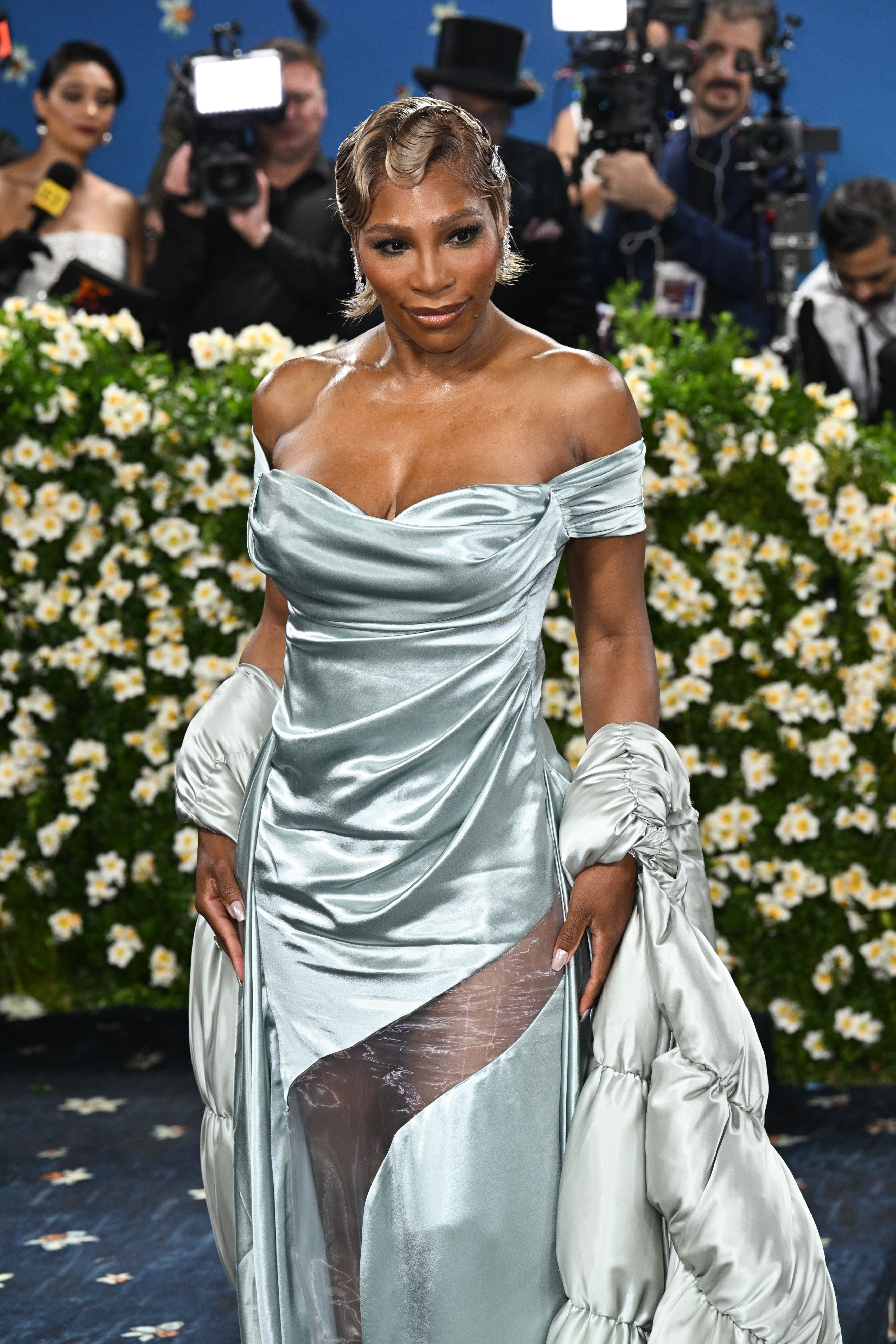 Cum au apărut vedetele la Met Gala 2025. Madonna a defilat cu un trabuc în mână, iar Kim Kardashian a atras toată atenția