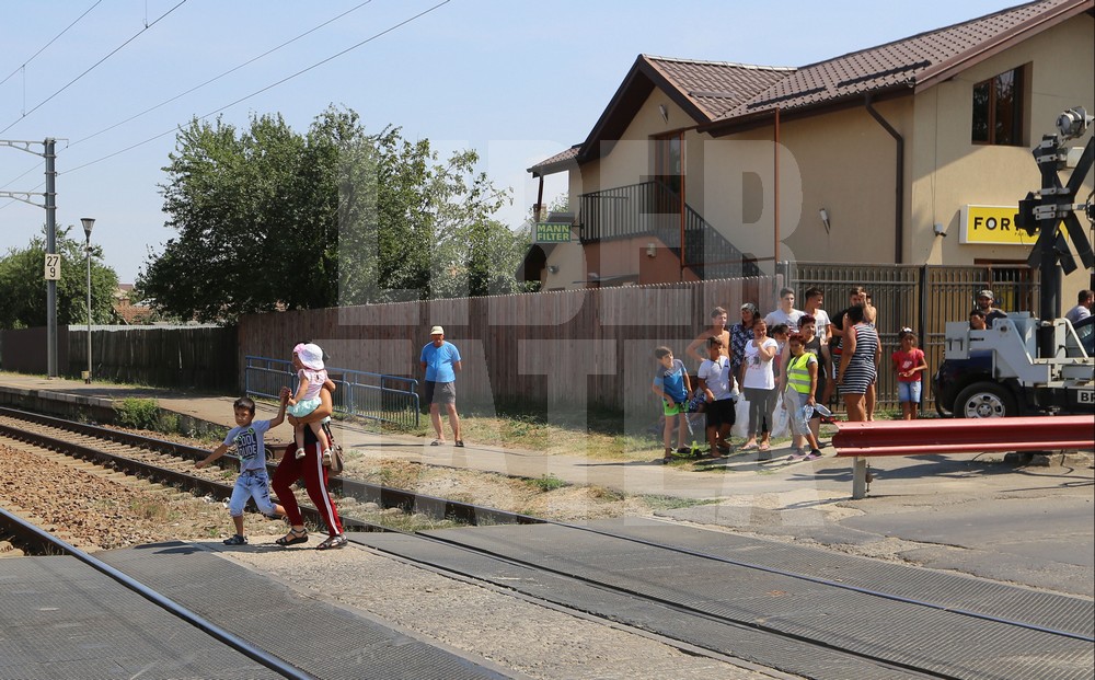 EXCLUSIV/ Sinucidere și crimă la Brănești. Mama și-a împins fata cea mare în fața trenului, pe cele doua mici le-a luat în brațe și a sărit pe șine!