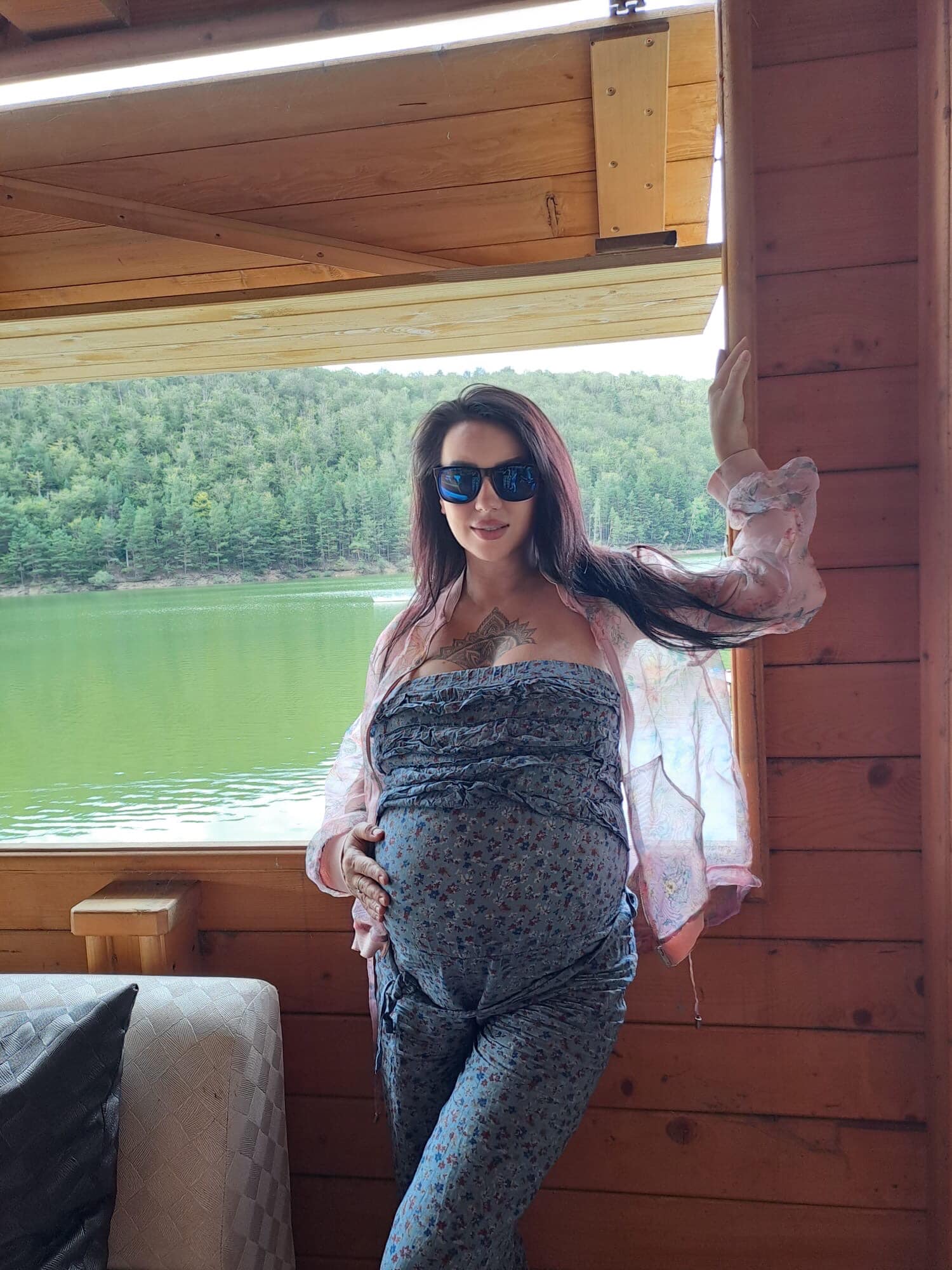 Cum arată Larisa Drăgulescu înainte de a naște al treilea copil: „Bebe mic, abia te așteptam”. A îmbrăcat o rochie mulată