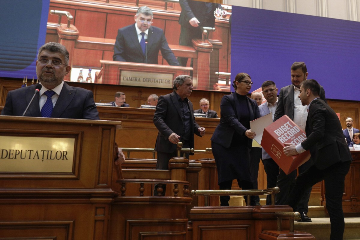Discursul lui Ciolacu de la dezbaterea bugetului, întrerupt de protestul AUR și USR: „Inadmisibil ca românii să plătească taxe noi”