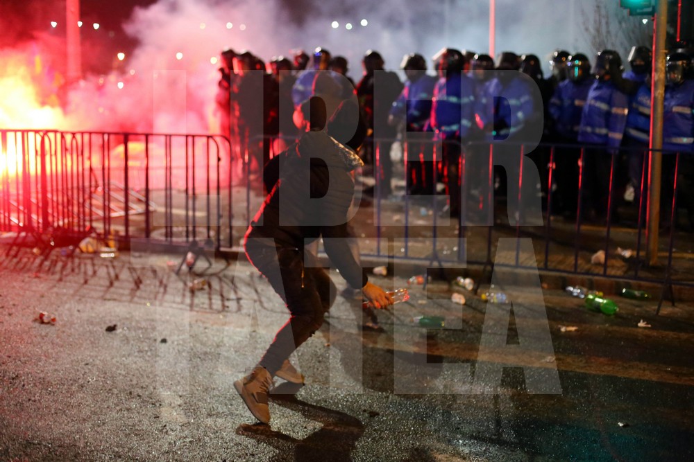 Violențe între ultrași și jandarmi, miercuri seară, în Capitală, pe finalul protestelor / FOTO & VIDEO