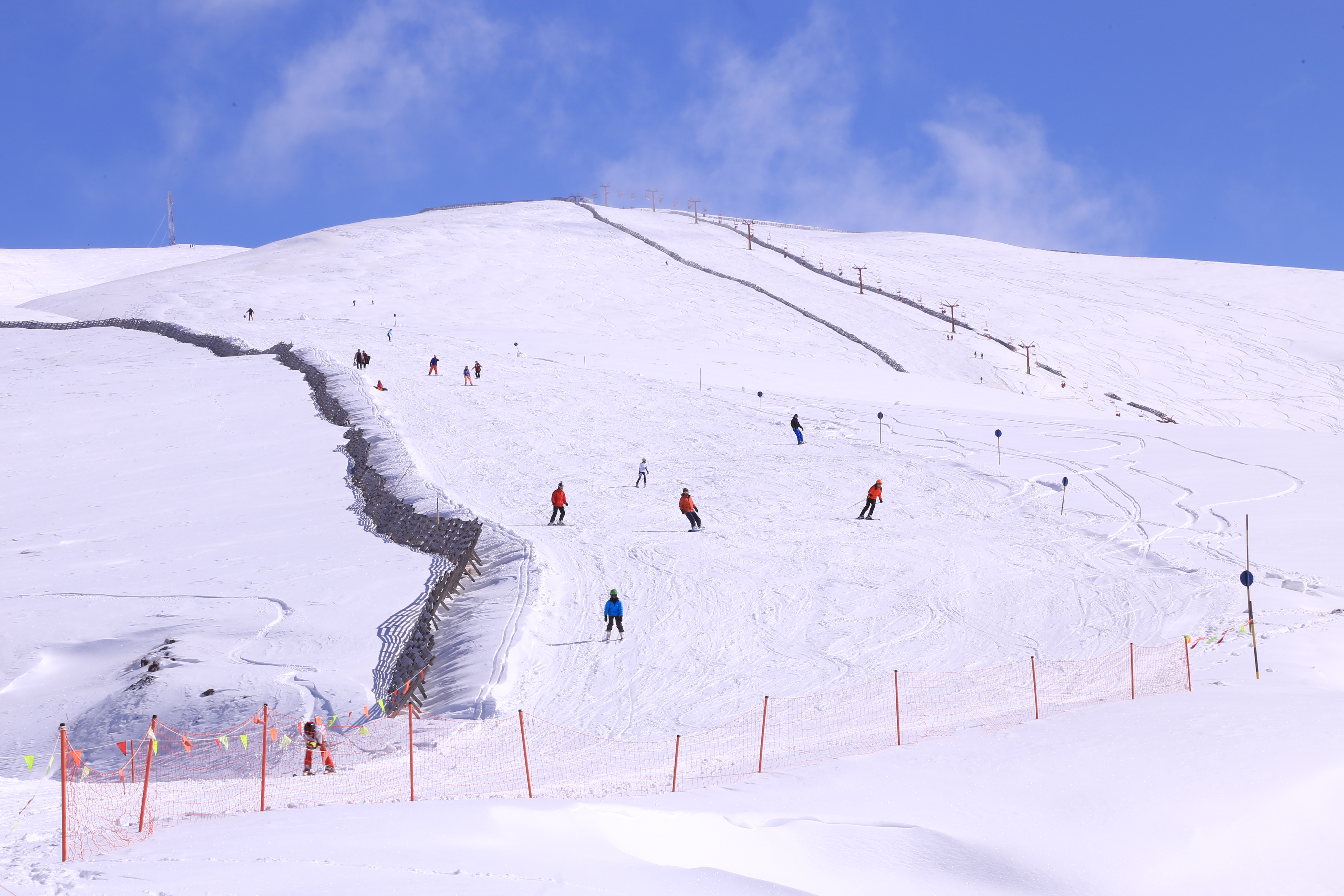 Zi albă şi multă distracţie pe pârtiile din Sinaia! GALERIE FOTO