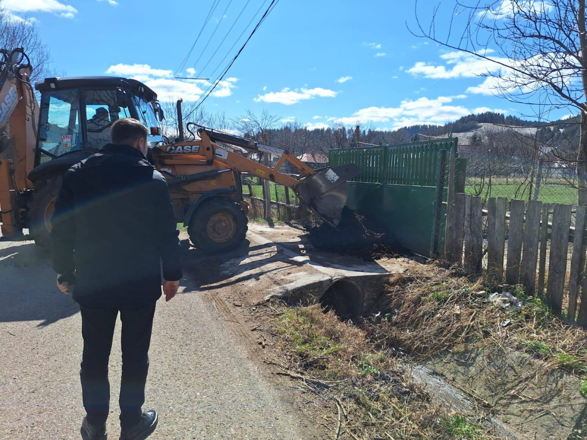 Un primar a adunat balega de pe câmp și a dus-o în poarta unui localnic care o arunca la voia întâmplării