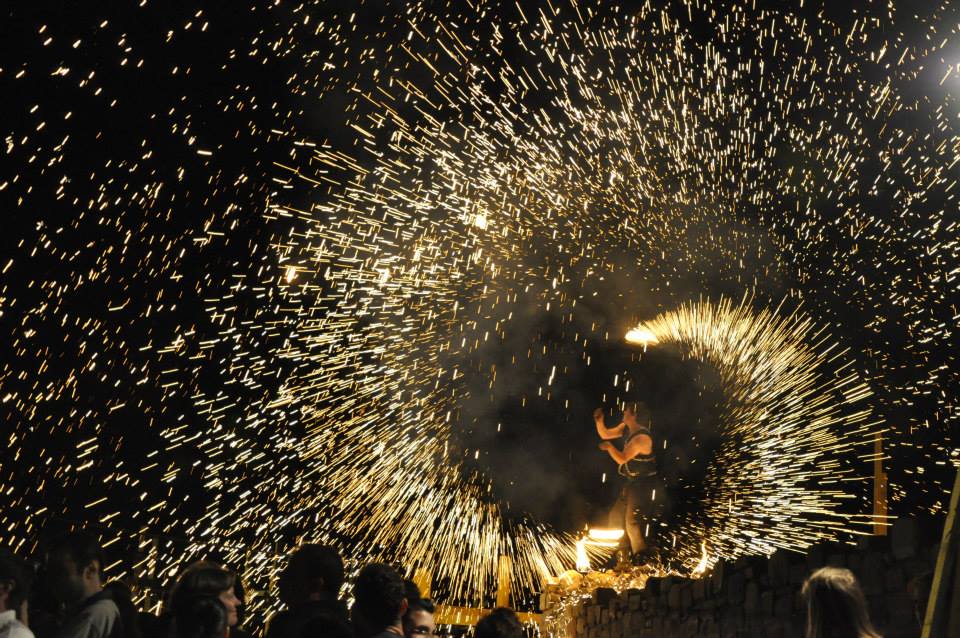 REPORTAJ: Jonglează cu focul. 12 brașoveni fac spectacol la festivalurile medievale și aduc în scenă sicrie sau butoaie de motorină din care taie cu flexul/ GALERIE FOTO