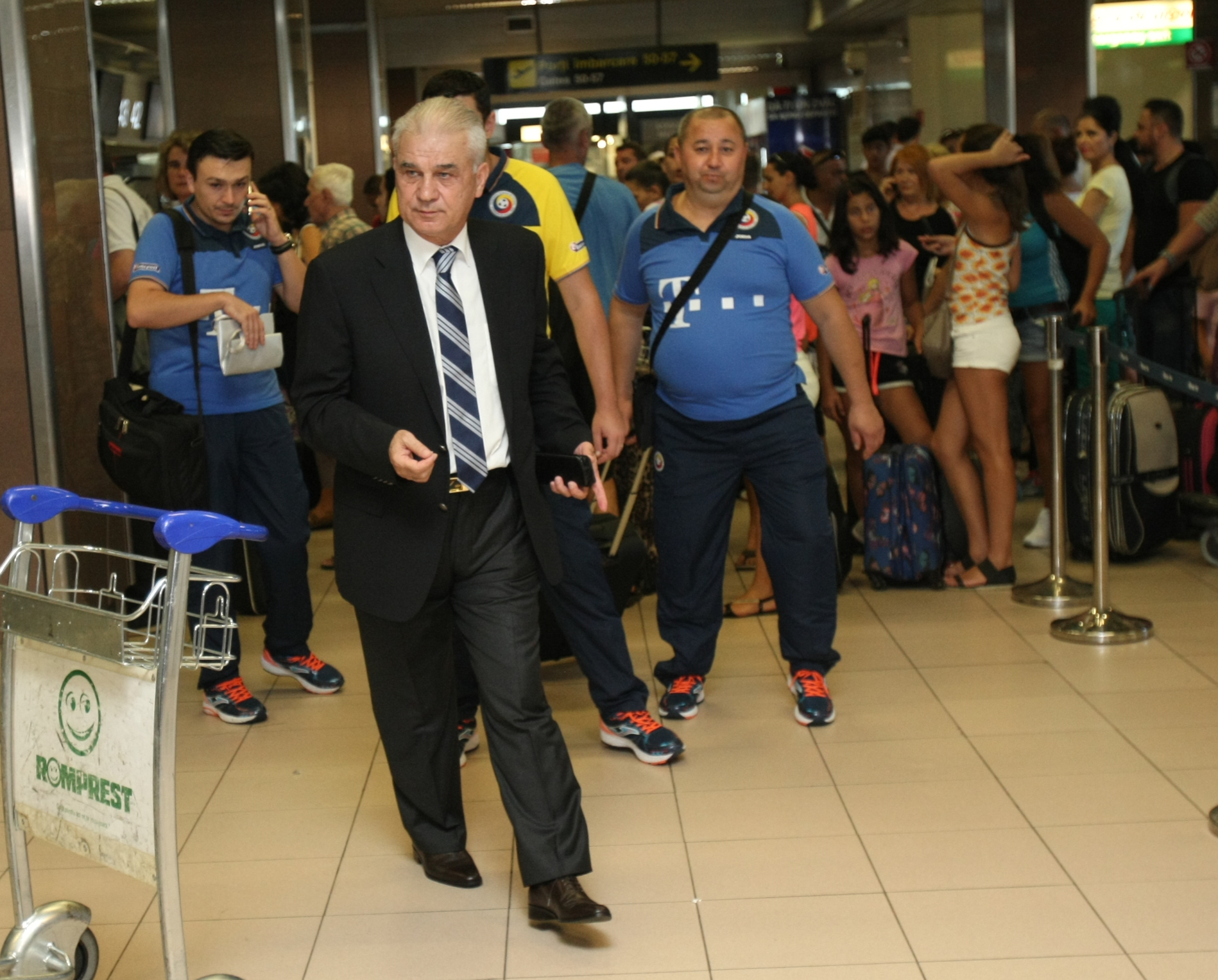 PRELIMINARIILE EURO 2016, UNGARIA - ROMÂNIA (vineri, ora 21.45, TVR 1) / Selecționerul Anghel Iordănescu a renunțat la supersitiții și ^a lăsat femei în avionul care i-a transportat pe tricolori la Budapesta, pentru mare meci cu rivalii istorici / GALERIE FOTO