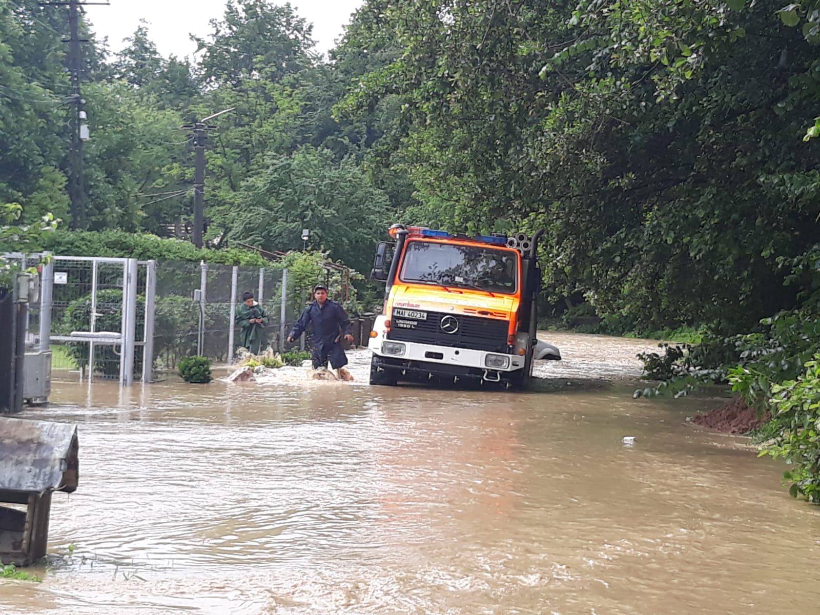 Inundații în Argeș și alte 10 județe. Zeci de gospodării, invadate de ape