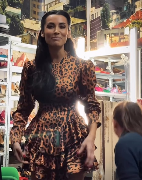 Lili Sandu, filmată în timp ce era dată cu fixativ pe picioare. Trucul folosit de vedetă când poartă rochie din mătase