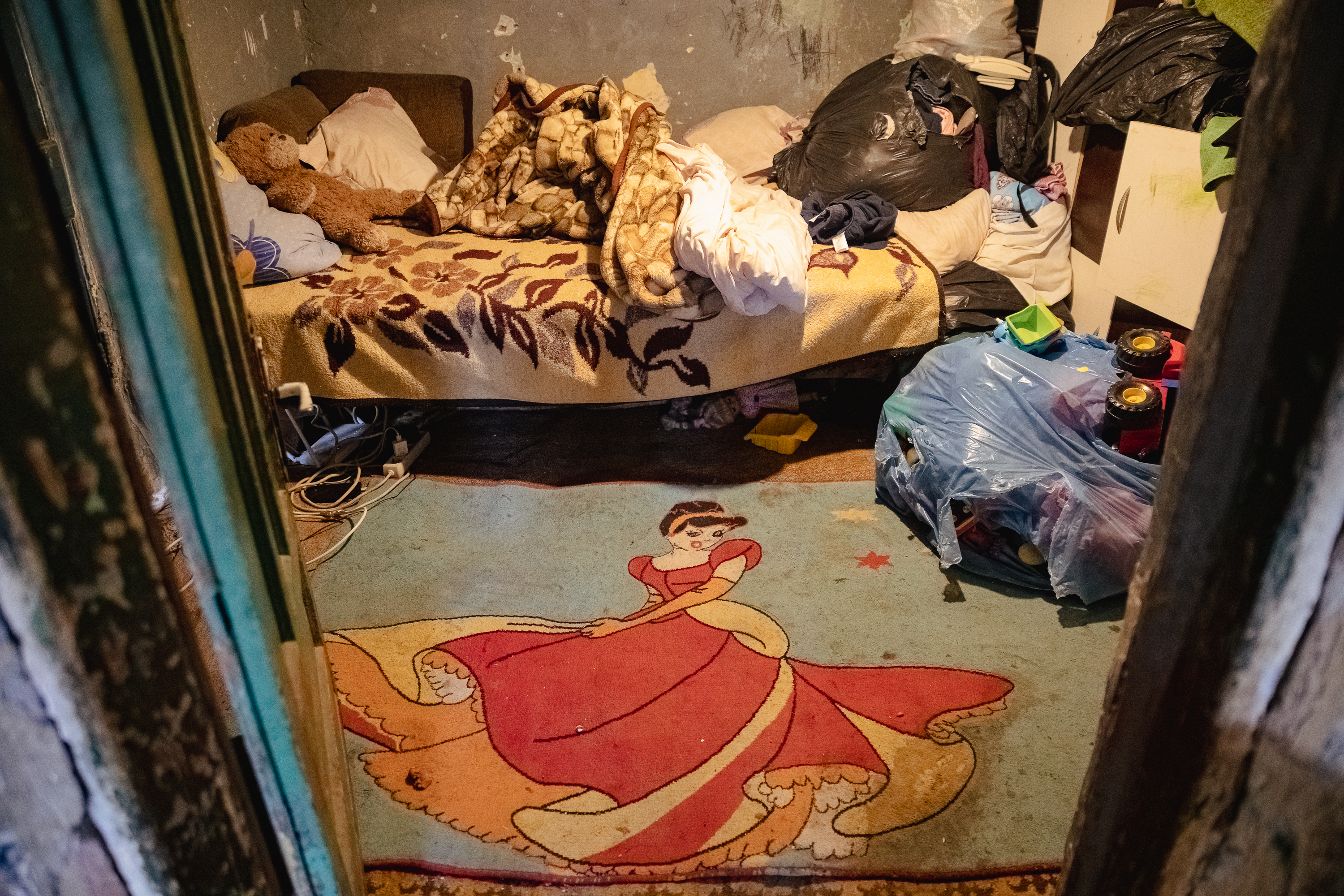 Lecția de omenie și de speranță dată de doi soți din Constanța care ajută o familie cu patru copii: „Aveau doar două jucării”