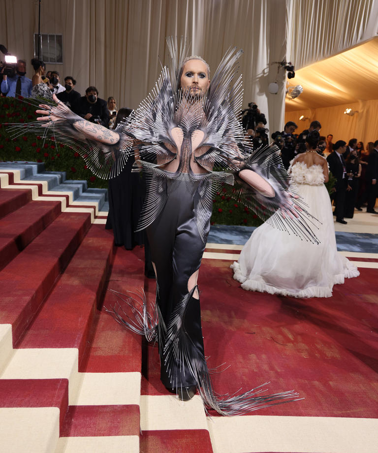 Cele mai neinspirate ținute de la Met Gala 2022. Două vedete au venit cu sânii la vedere pe covorul roșu