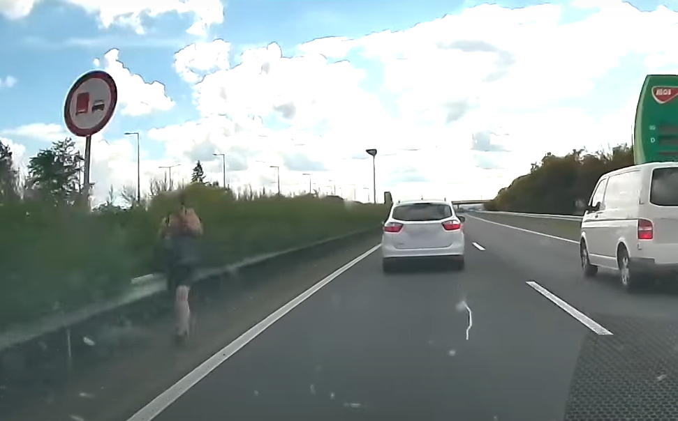 Gyalogos slattyogot az M3-as autópályán! Videón ahogy a szágúldó kocsik mellett lépked