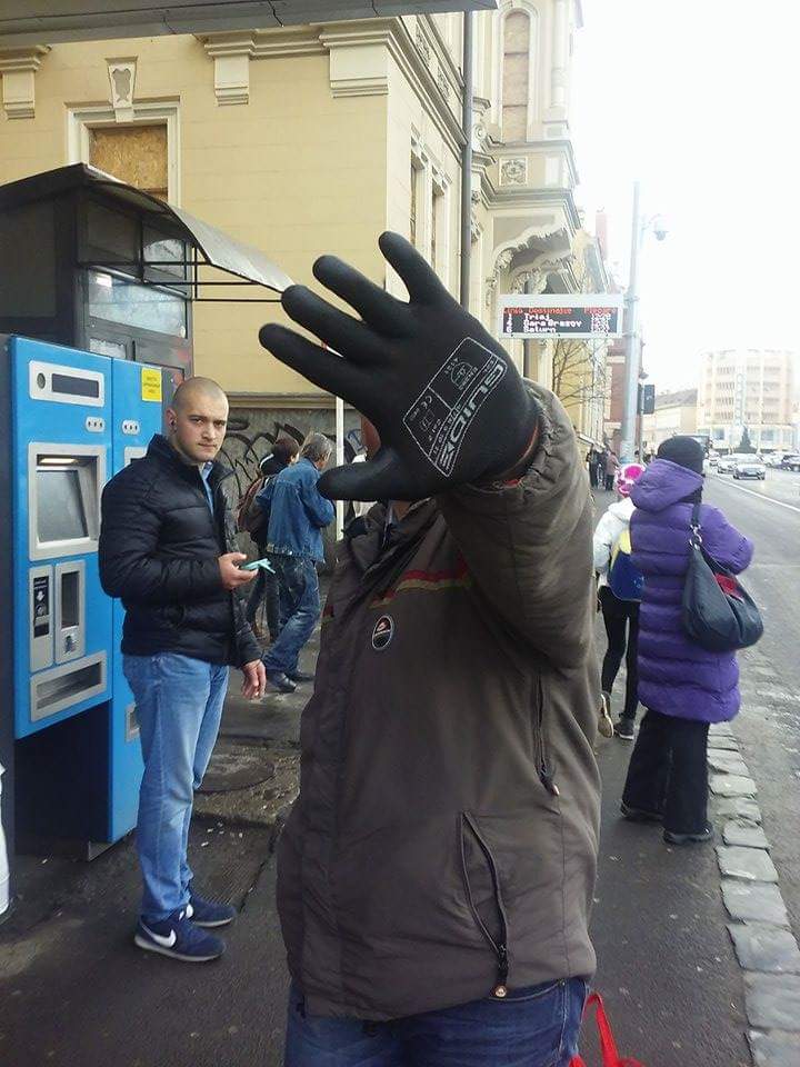 A fost reţinut perversul care pipăia femeile în autobuzele din Braşov! Ce i-a făcut o poliţistă! VIDEO
