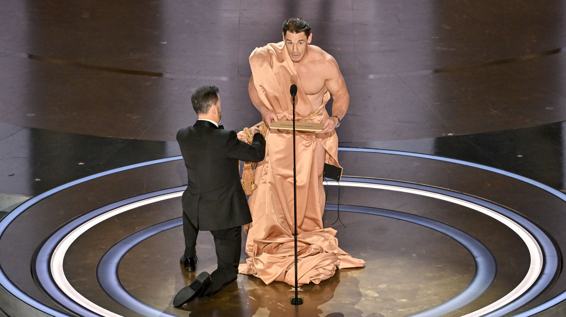 John Cena a apărut complet dezbrăcat pe scena de la Premiile Oscar 2024. Și-a acoperit zona intimă cu un plic | VIDEO