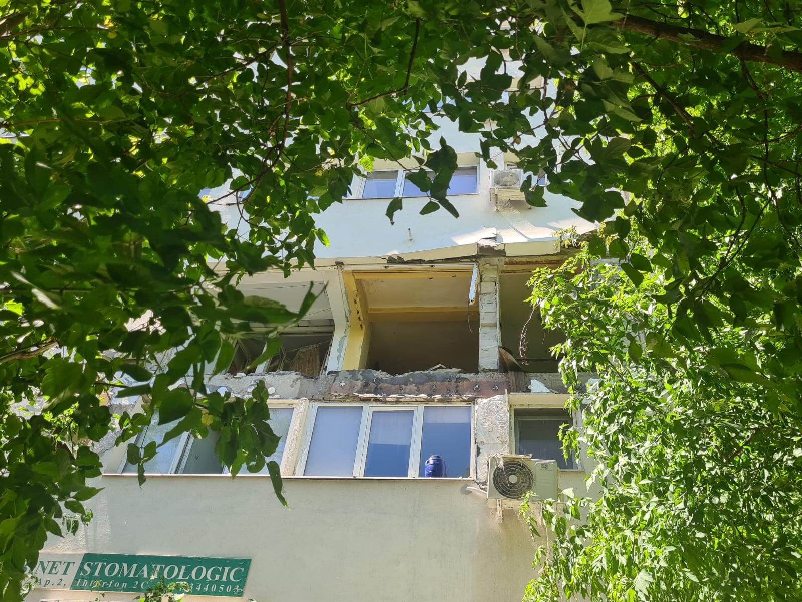 Explozie puternică într-un bloc din sectorul 3 al Capitalei. O persoană prinsă sub o placă de beton, scoasă în viață de salvatori. FOTO