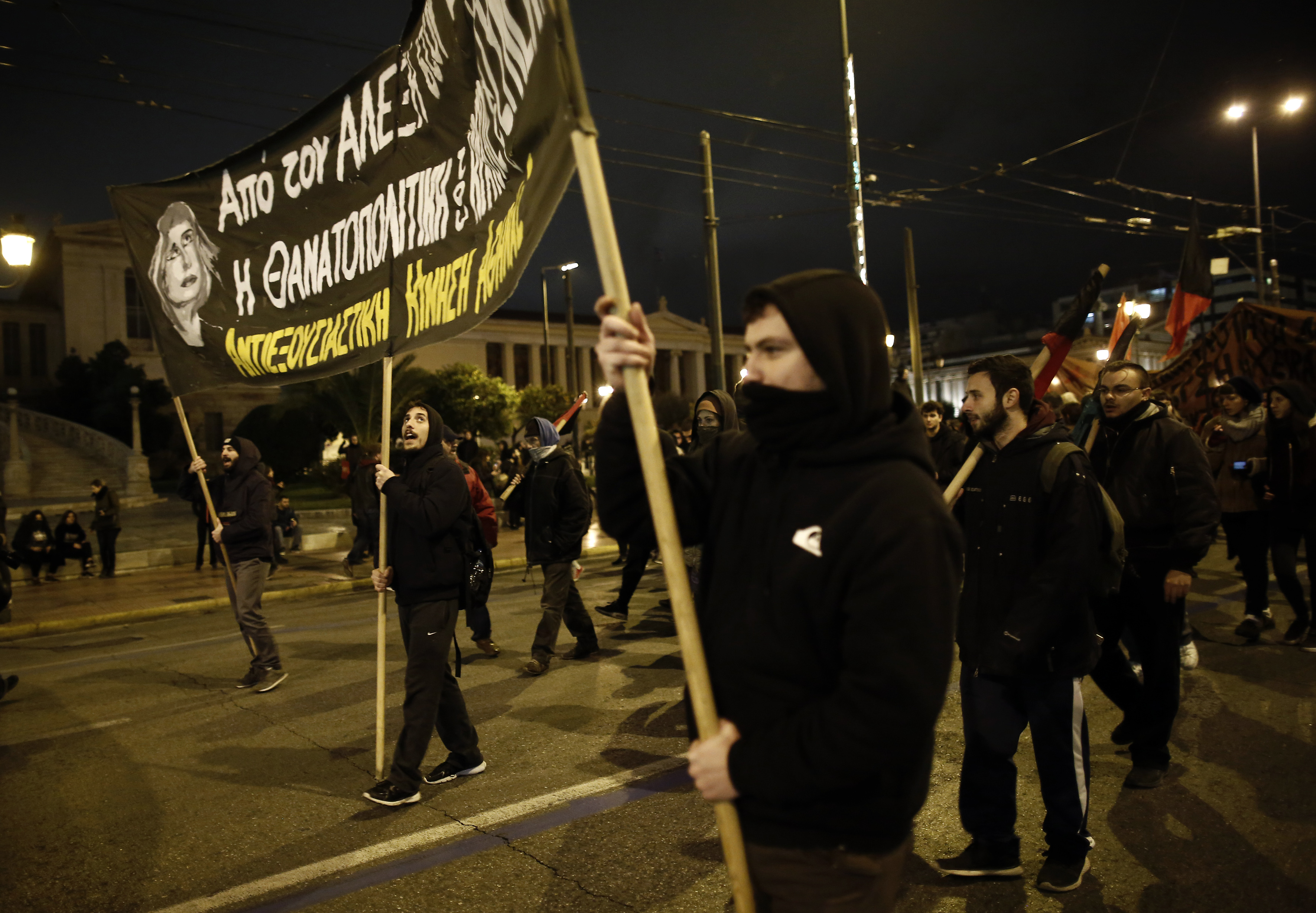 FOTO | Protest violent în centrul Atenei! Oamenii revoltați au aruncat ”bombe” cu petrol