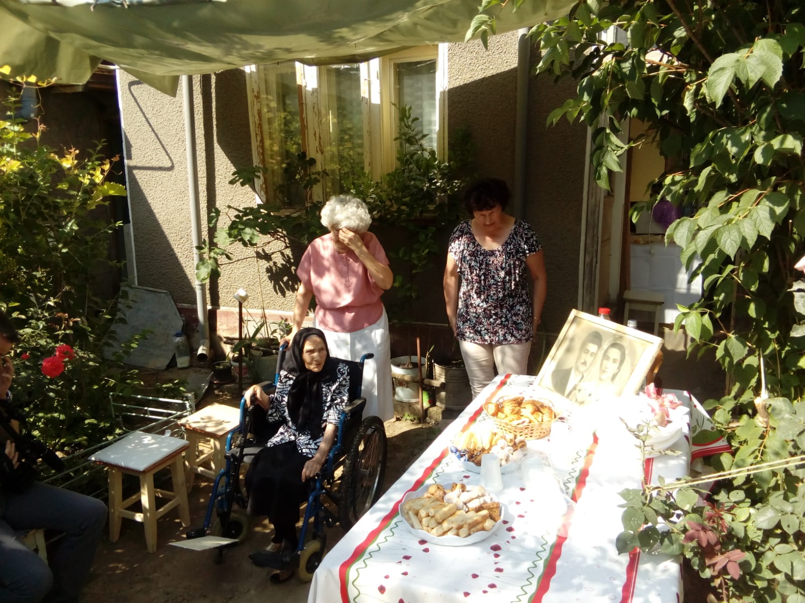 O femeie din Galaţi care împlineşte o sută de ani a fost sărbătorită de autorităţi în curtea casei/ FOTO