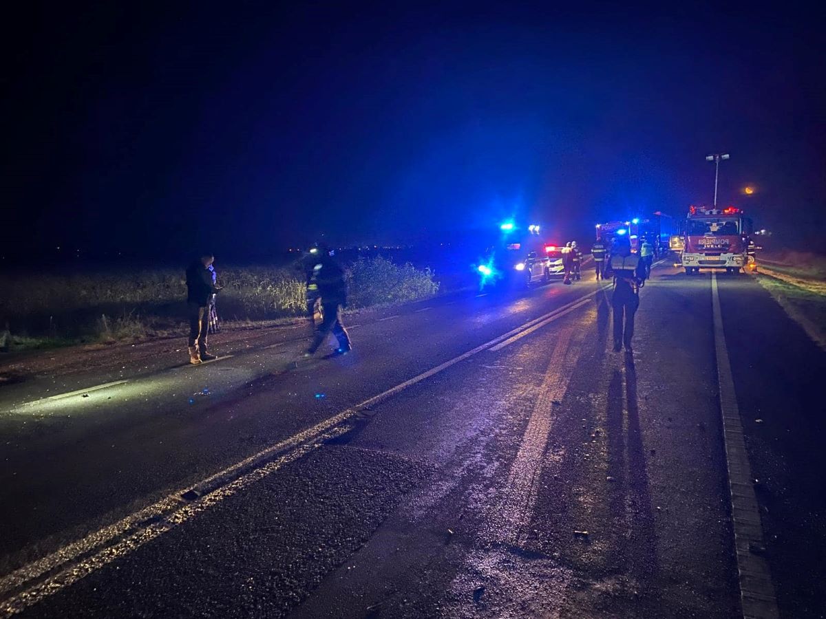 Un băiat de 17 ani a murit și 21 de persoane au fost rănite, după ce mașina condusă de minor și un microbuz s-au ciocnit în județul Hunedoara