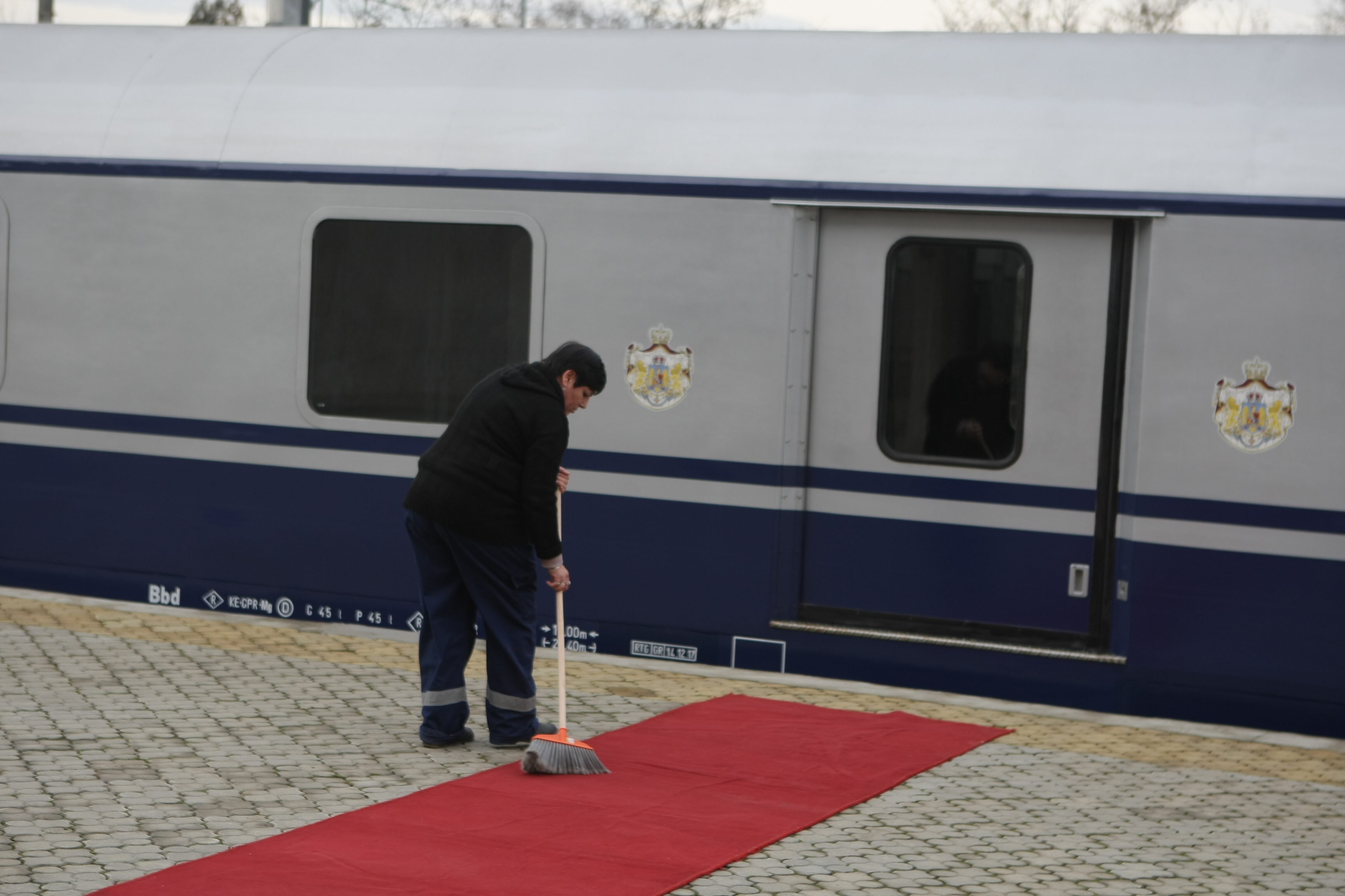 FOTO/ Pregătiri în Gările Regale în ziua funeraliilor. S-a măturat și spălat podeaua, în așteptarea sicriului cu trupul neînsuflețit al Regelui Mihai