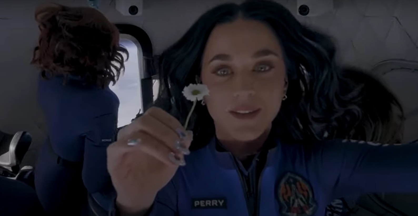 De ce Katy Perry nu a cântat una dintre melodiile sale în spațiu: „Este despre noi”. Imagini cu cântăreața care a simțit gravitația în capsula spațială