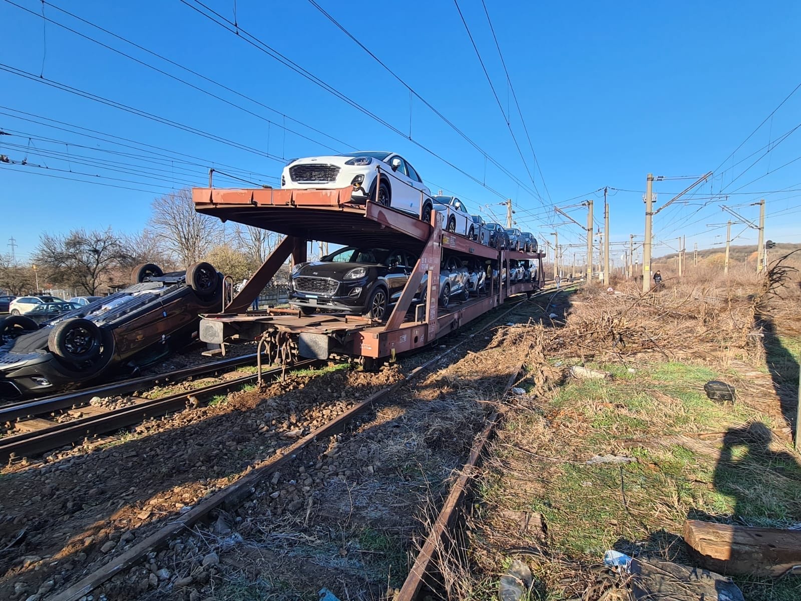 IMAGINI după impact. Cum arată locomotiva care a provocat deraierea unui marfar în Teleorman