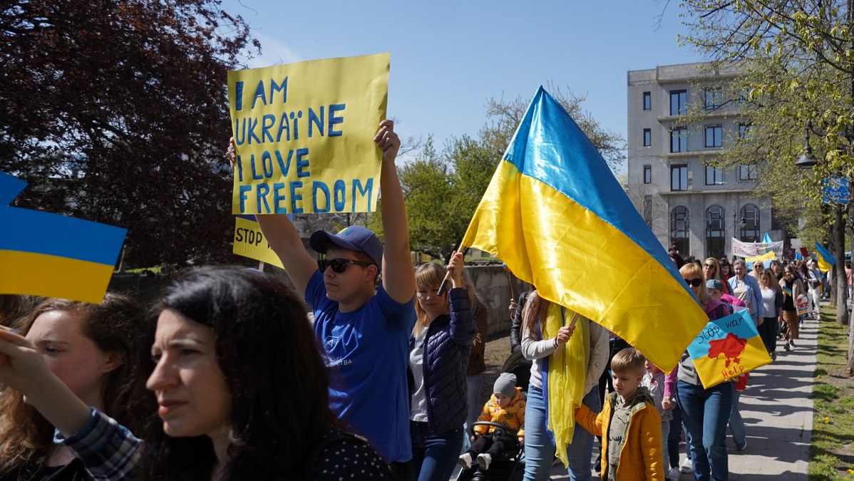 VIDEO | Femei cu copii din Ucraina, protest în fața Consulatului Rusiei de la Constanța. „Vreau să merg acasă, la tati”