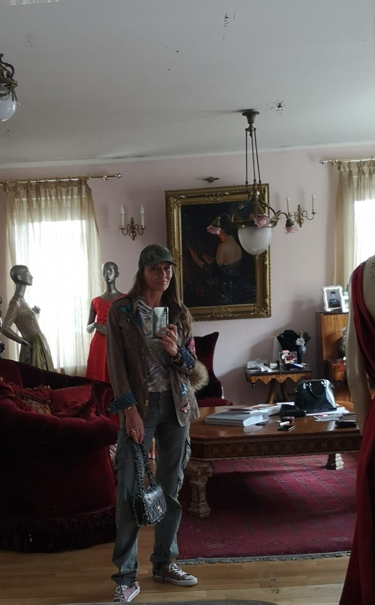 Imagini cu casa în care locuiește Romanița Iovan. Are mobilier unicat în vila de lux din Primăverii