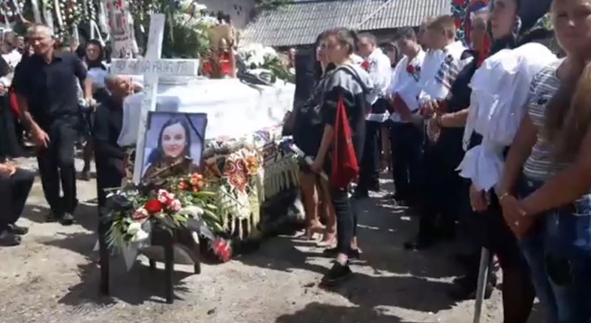 Înmormântarea Mădălinei Pârja, una dintre studentele care au murit în accidentul din Jibou. Tineri în costume populare, în cortegiul funerar