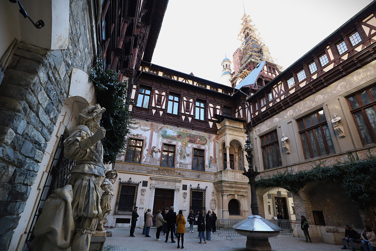 Castelul Peleș, aproape imposibil de vizitat în weekenduri: numărul de bilete puse în vânzare este limitat și se epuizează rapid