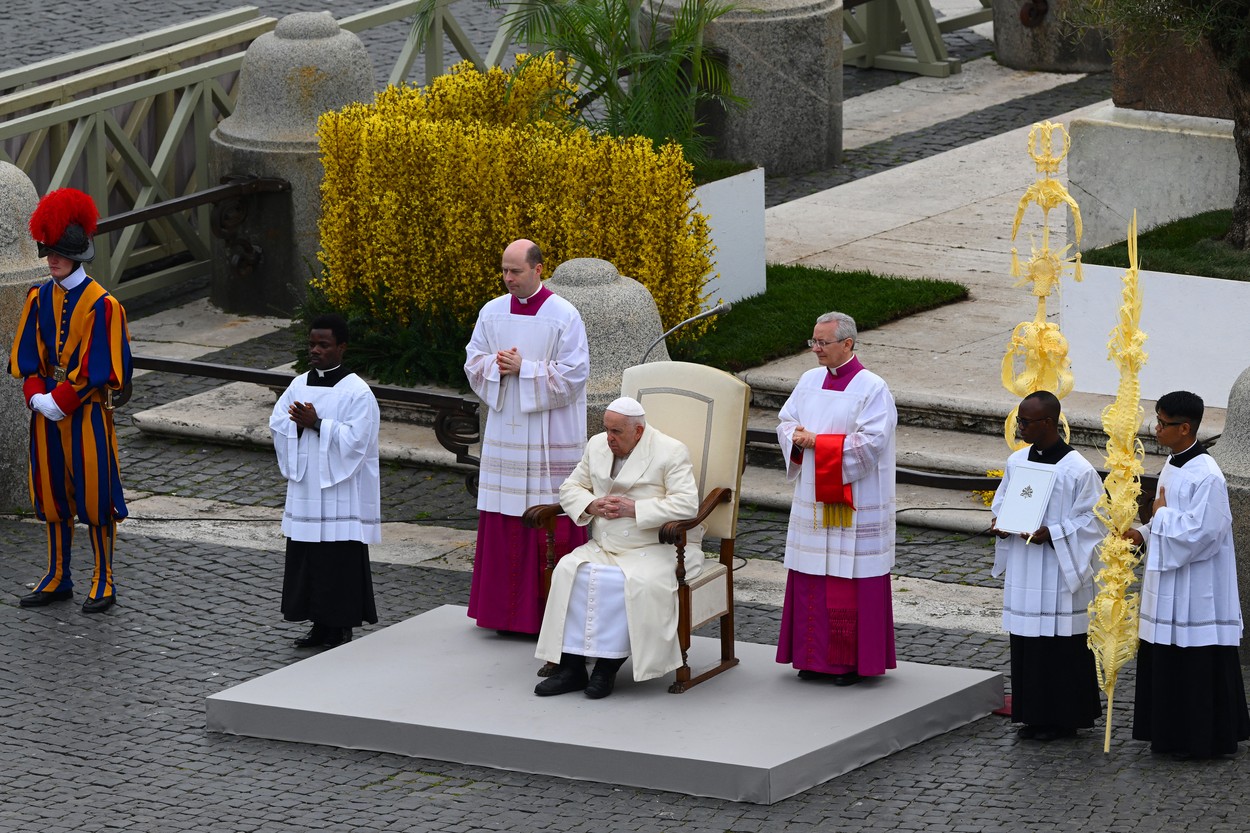 VIDEO | Papa Francisc a condus slujba de Florii de la Vatican, la o zi după ce a fost externat