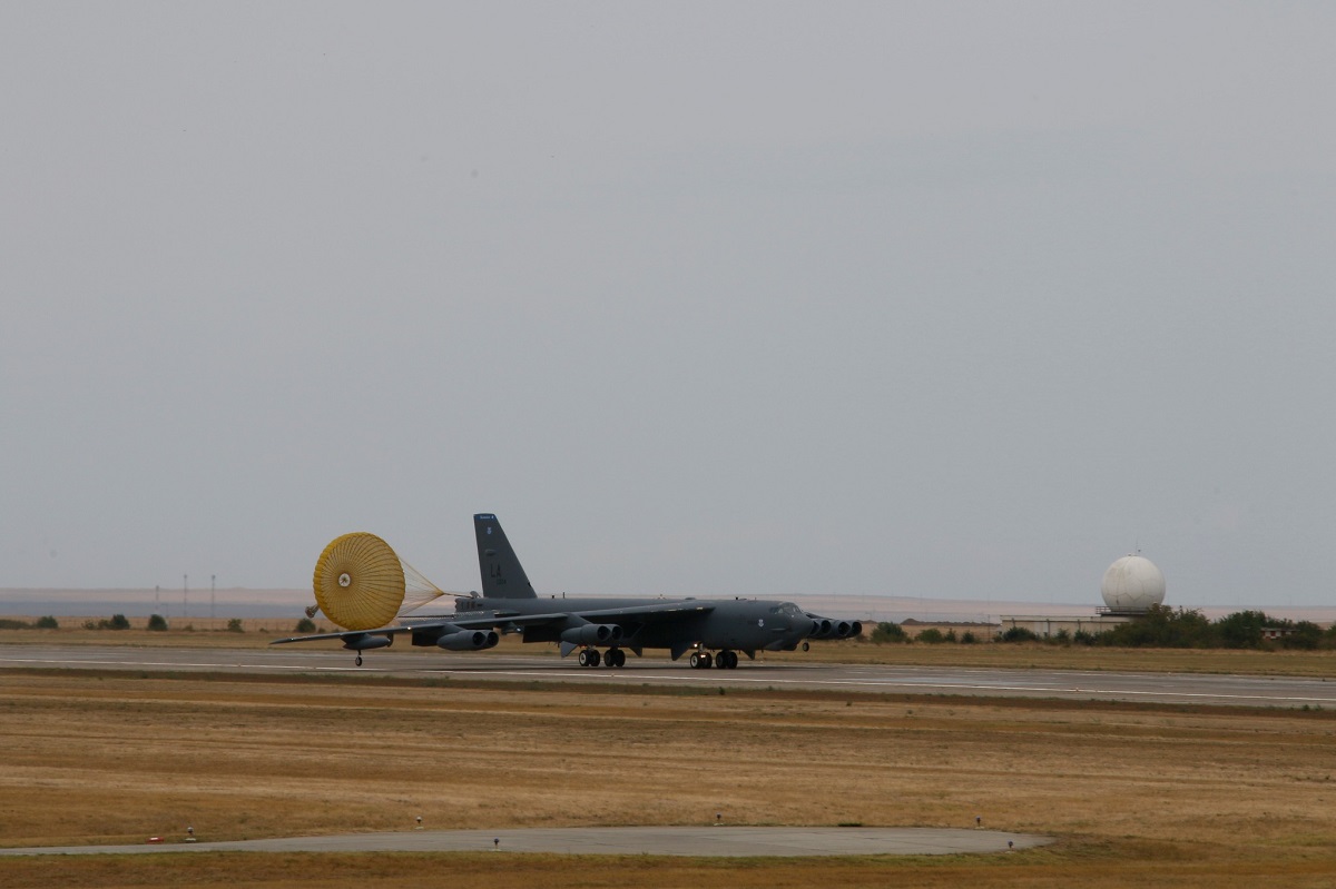 Două bombardiere strategice B-52 Stratofortress, în premieră în România: ce capabilități au și în ce războaie au fost folosite avioanele istorice