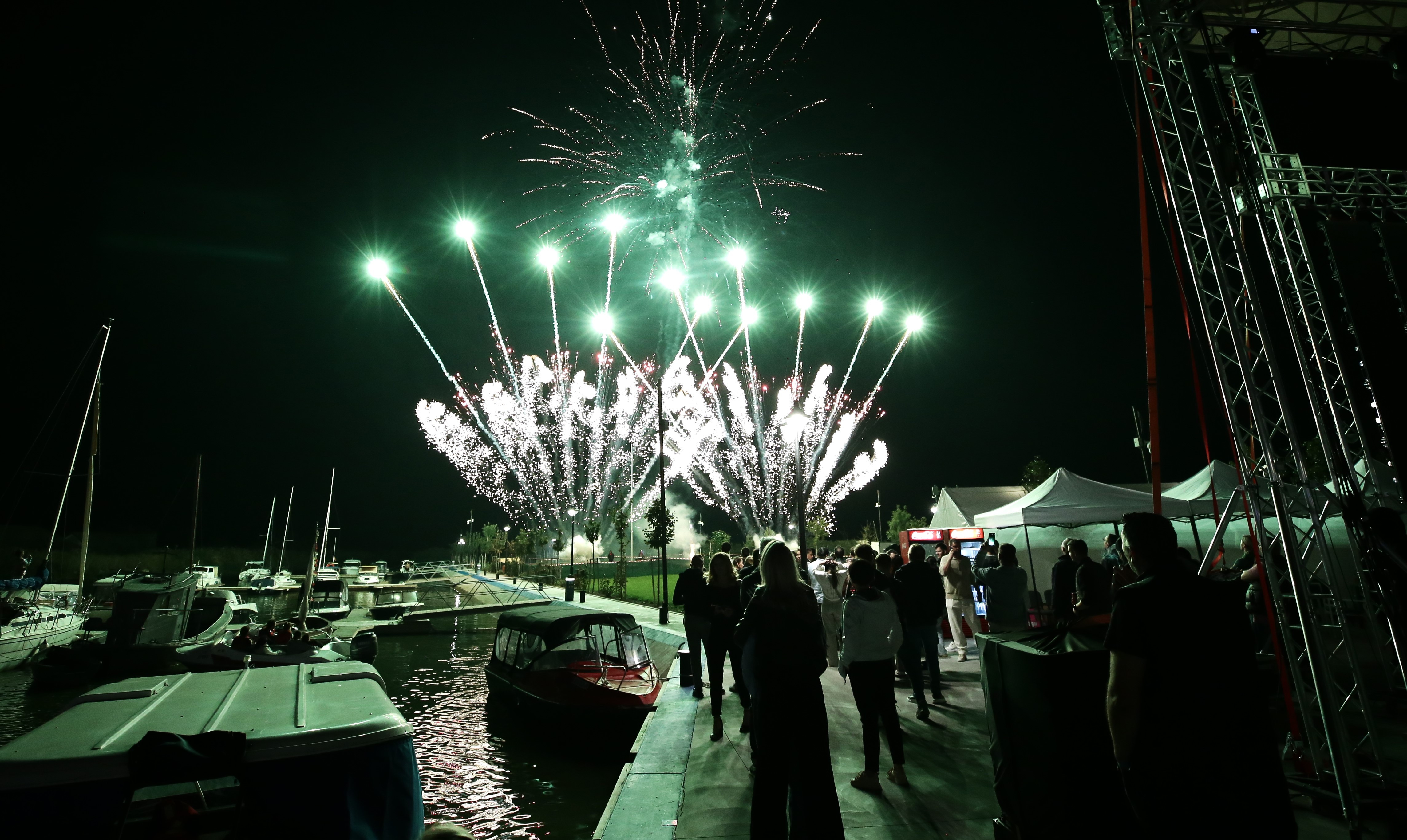 Seară latino la Festivalul Borșului Lipovenesc din Jurilovca. Concertul Gipsy Kings s-a prelungit cu un spectaculos foc de artificii: „România, I love you!” | FOTO REPORTAJ